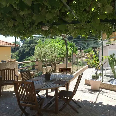 בית נופש La Maison Des מנטון