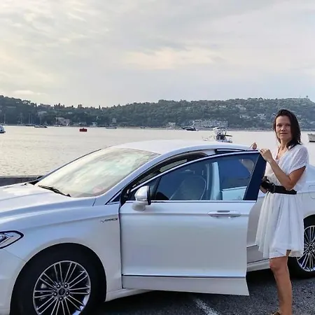 La Maison Des * Μεντόν