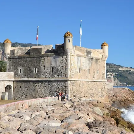 La Maison Des *