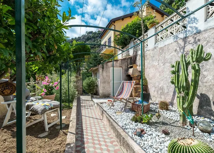 La Maison Des *